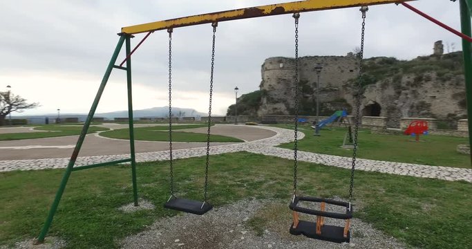 Altalena oscillante vicino al castello a Gerace