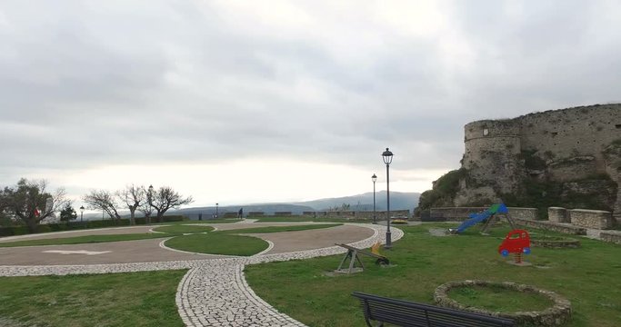 Parco giochi vuoto vicino al castello di Gerace