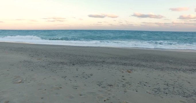 Mare dopo la tempesta vicino la spiaggia