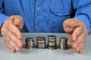 Homme protégeant son capital