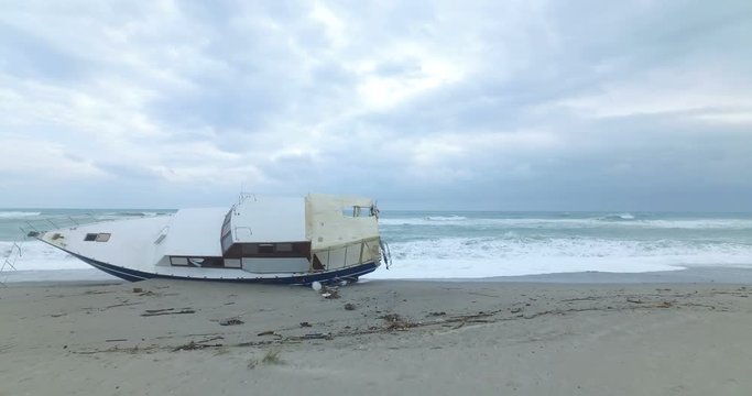 Barca degli immigrati arenata sulla costa dopo una forte tempesta in mare. 