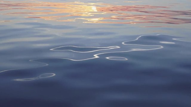 Giochi di luci e riflessi sull'acqua al tramonto