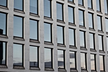 Glasfront eines Hochhauses