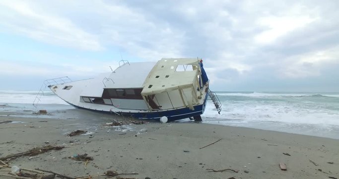 Barca degli immigrati arenata sulla costa dopo una forte tempesta in mare. 