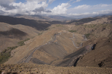 Carretera en las montañas del Atlas, Marruecos