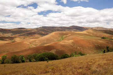 Obraz premium Beautiful sky over the wavy deforested landscape of northwest Madagascar