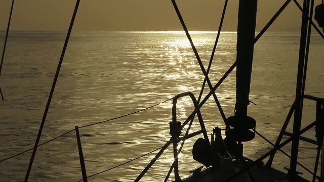 Navigazione in barca con riflesso sull'acqua