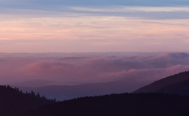 Coucher du soleil sur la brume