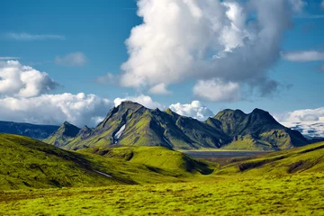 Reise nach Island. Schöne isländische Landschaft mit Bergen, Himmel und Wolken. Trekking im Nationalpark Landmannalaugar © vitaliymateha