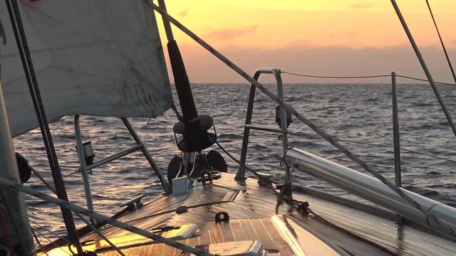 Navigazione in barca a vela con riflesso al tramonto