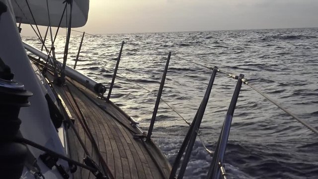 Navigazione in barca a vela con mare mosso