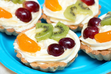 tartlets with cream and fruit