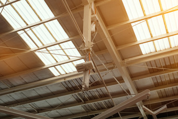 Obraz premium Sufit przemysłowy z promieniami słonecznymi