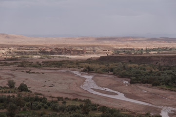 Cause del río en Ksar Ait-Ben-Haddou, Marruecos 