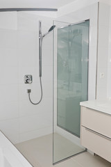 salle de bain contemporaine avec douche italienne