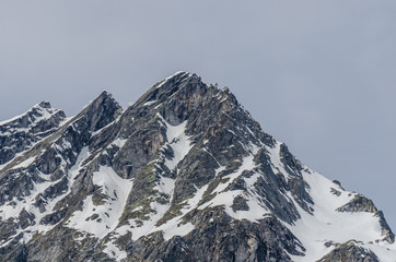 Fototapeta na wymiar hoher felsiger berg mit schnee