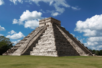 Fototapeta na wymiar Pyramid of Kukulcan (El Castillo) at Chichen Itza, Mexico on a sunny winter day