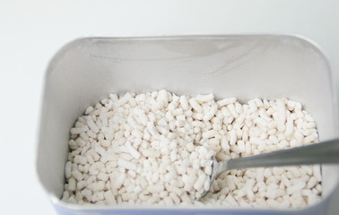 médicaments en granulés dans un boite 