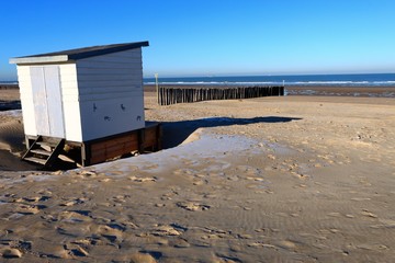 WHITE CABINS ON THE BEACH OF CALAIS IN WINTER , PAS DE CALAIS, HAUTS DE FRANCE , FRANCE
