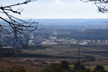 Paisajes montañosos con ciudades y pueblos.