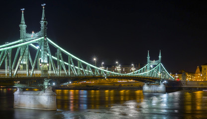 Obraz premium Liberty Bridge, Budapest by night