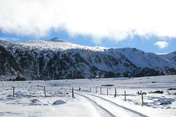 Fototapeta na wymiar Paysage hivernal dans les Pyrénées