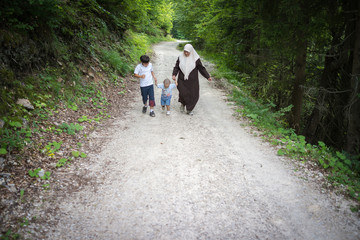 Obraz premium Happy kids in nature enjoying