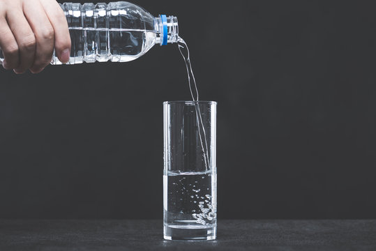 「水 注ぐ」の写真素材 | 6,203件の無料イラスト画像 | Adobe Stock