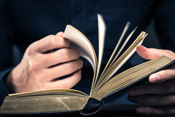 本を読む男性の手,ボディーパーツ