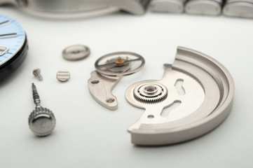 Obraz premium Detail of watch machinery on the table.
