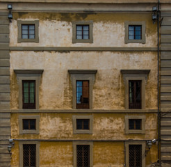 Fototapeta na wymiar Tuscan architecture building facade with windows in Florence