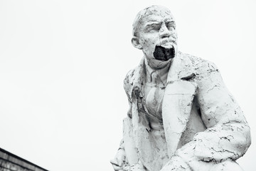 Damaged Lenin statue, peeling vintage paint. The concept of syst - obrazy, fototapety, plakaty