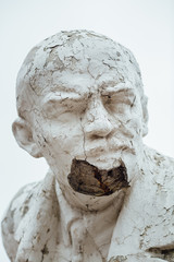 Obraz premium Damaged Lenin statue, peeling vintage paint. The concept of syst