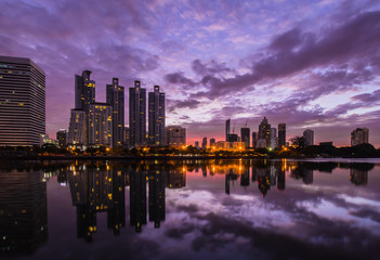 Fototapeta premium pejzaż miejski Benjakiti Park w Bangkok, Tajlandia