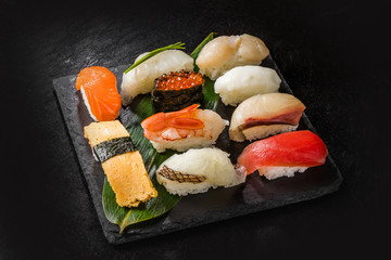 いくらの軍艦巻き　 Sushi of the salmon roe