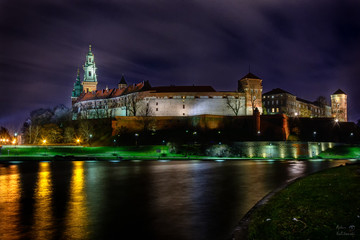 Wawel w Krakowie nocą.