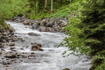 wilder bach im gebirge