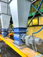 Naklejka premium Filtry przeciwpyłowe w fabryce, zakładzie