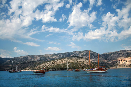 Fototapeta Яхты на фоне острова и облачного неба в Турции