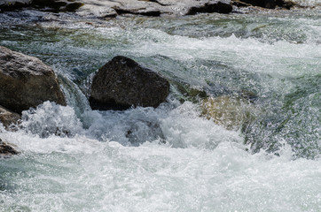 wildbach und felsen