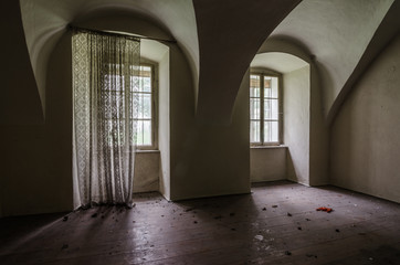 Fototapeta premium raum in verlassenen schloss