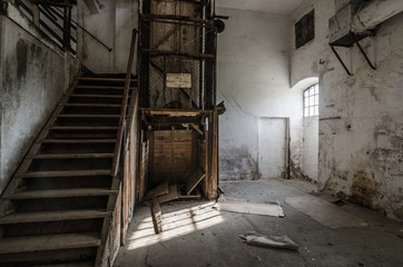 alte stiege und aufzug