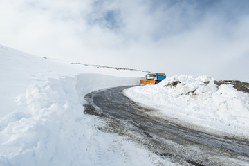 Quitanieves trabajando en una carretera de montaña