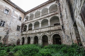 Naklejka premium innenhof von verlassenen schloss