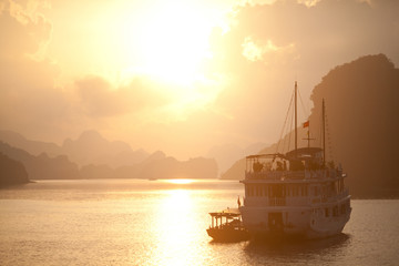 Obraz premium Sunrise in Ha Long Bay