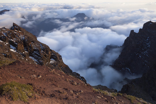 Spain, Canary Islands, La Palma, view across the Caldera de Taburiente from the Roque de los Muchachos at sunrise