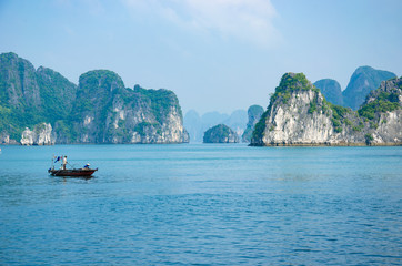 Fototapeta na wymiar Baie de Ha-Long Vietnam - bateau de pêche