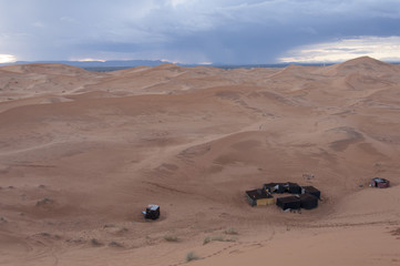 Fototapeta na wymiar Campamento Berebere en el desierto, Marruecos 