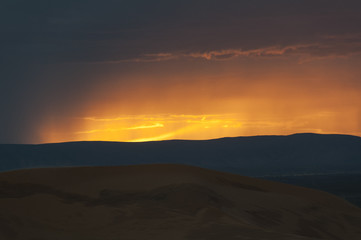 Fototapeta na wymiar Tormenta en el desierto de Merzouga, Marruecos