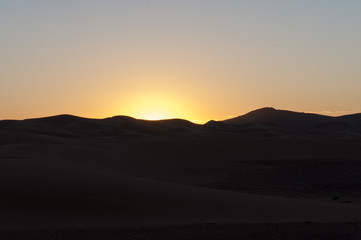 Amanecer en el desierto de Merzouga, Marruecos 